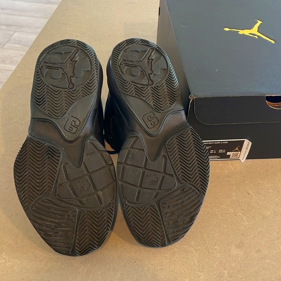 Jordan Max Aura 3 - 5.5Y - Picture 3 of 4
